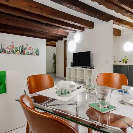 Guesthost - Comfy In The Heart Of Appartement *