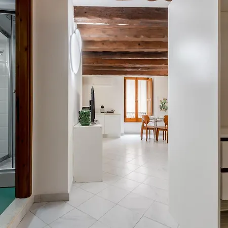 Guesthost - Comfy In The Heart Of *