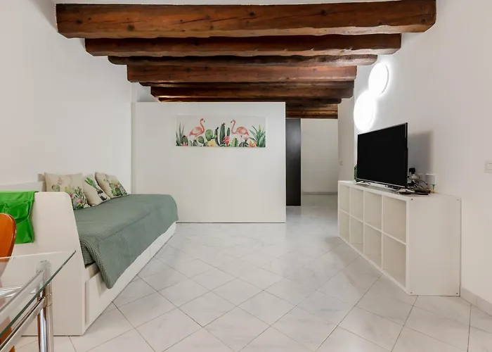 Apartment Guesthost - Comfy In The Heart Of